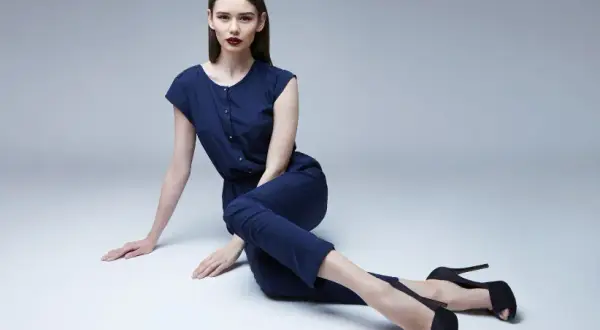 Buty do granatowego kombinezonu: Stylizacje na każdą okazję Liliana W.