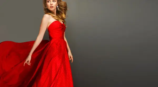Czerwona sukienka i biżuteria: Odkryj sekrety perfekcji!