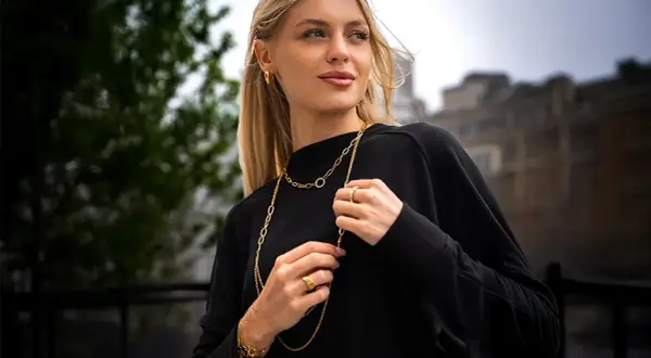 Jak dobrać naszyjnik do sukienki? Przewodnik stylistki Liliany