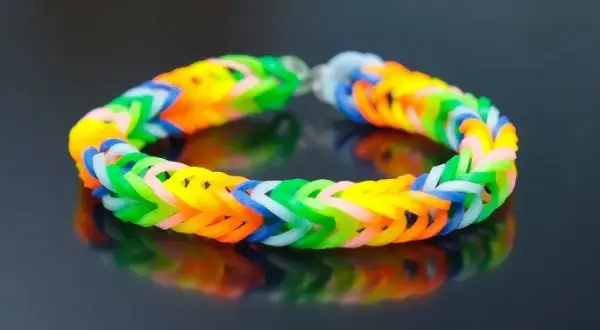 Stwórz bransoletki z gumek! Łatwy poradnik na palce, krosno i widelec