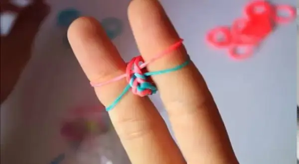 Jak zrobić bransoletkę z gumek na szydełku? Prosty poradnik DIY