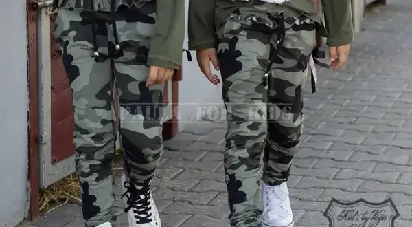Spodnie moro dla dziewczynki: Jak nosić? Fasony i gotowe zestawy