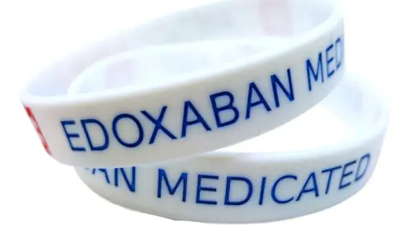 Kolorowe bransoletki: kod szpitalny czy symbol wsparcia?