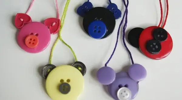 Zrób naszyjnik z guzików: Unikalna biżuteria DIY krok po kroku