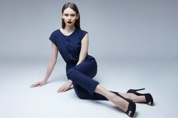 Buty do granatowego kombinezonu: Stylizacje na każdą okazję Liliana W.